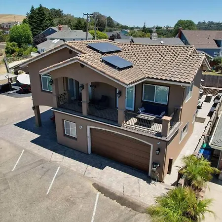Villa Hillside View With Hot Tub!